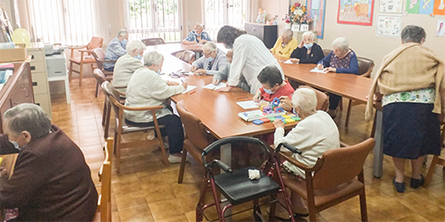 Estudiante del curso de Atención Sociosanitaria cursando prácticas